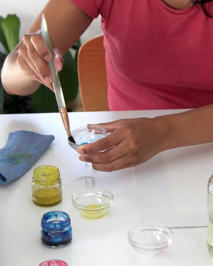 Lauren Walder peignant à l'aquarelle en atelier